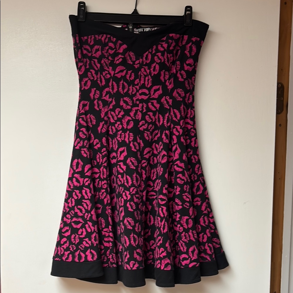 Hot Topic Black and Pink Lip Print Dress
